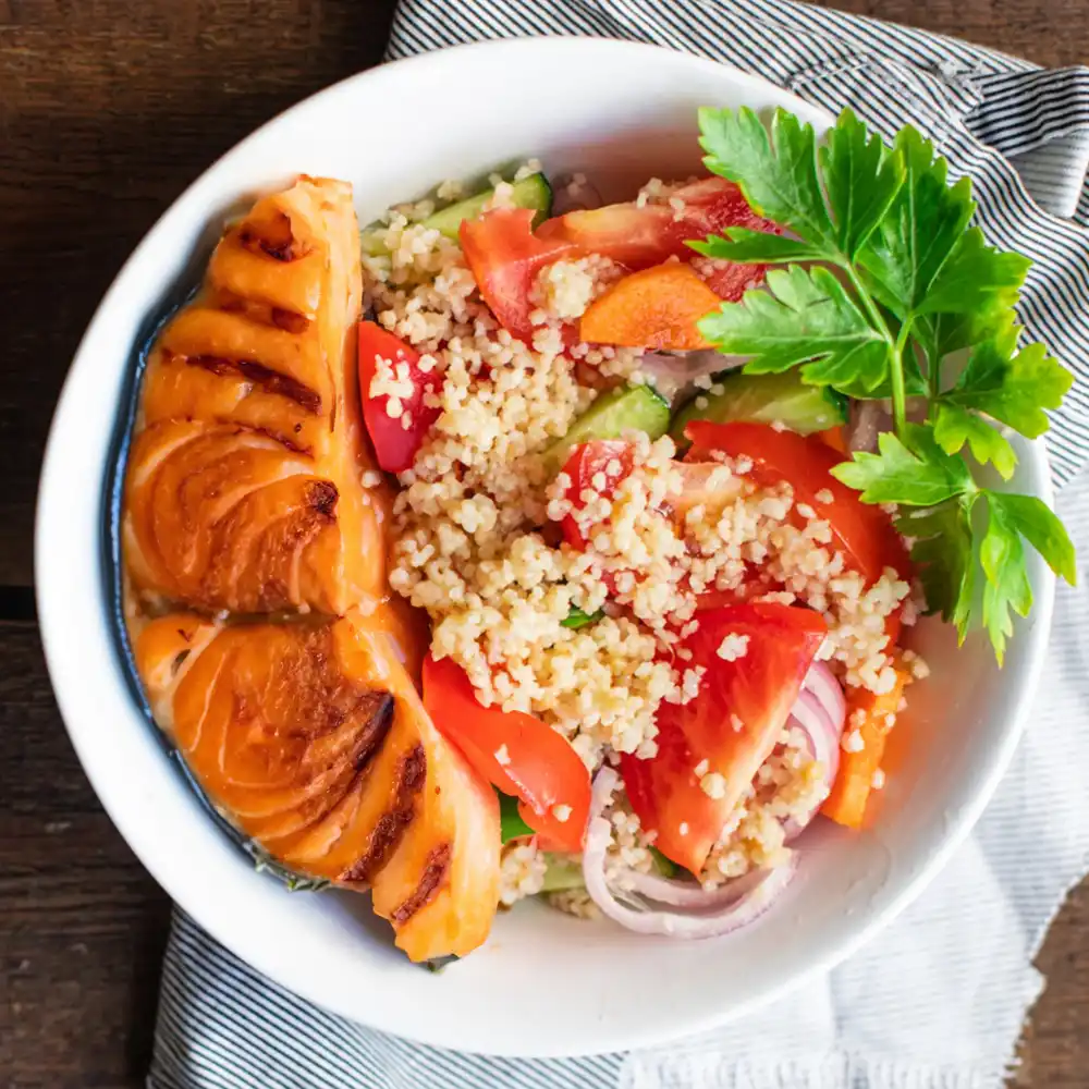 Ensalada de Quinua y Pescado con Tomate Deshidratado